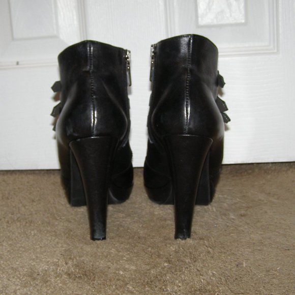 EUC size 39 US 8.5 Bruno Magli Black Leather platform pumps - Picture 5 of 9